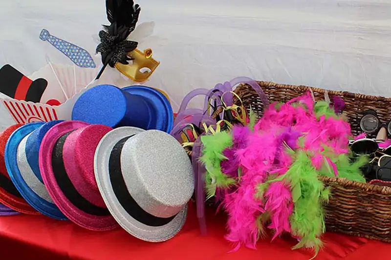 Props cabina foto — pălării, boa, mascați